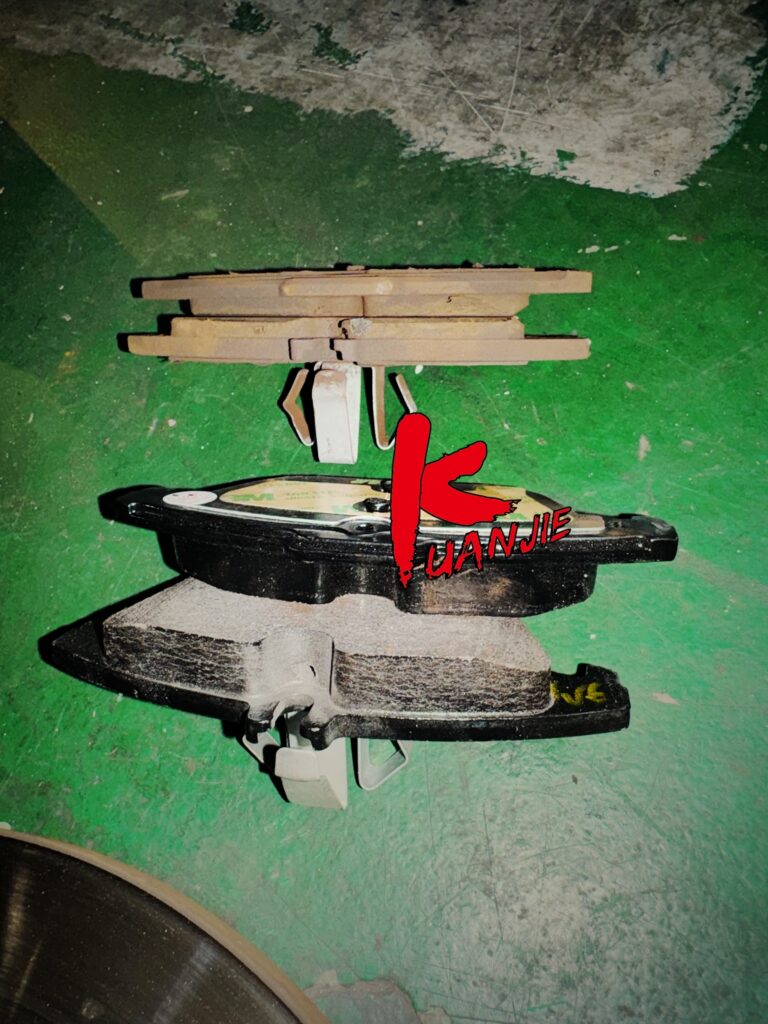 BENZ W204 E220D 剎車皮 剎車盤 剎車油更換 行駛重踩剎車怪異金屬摩擦聲音