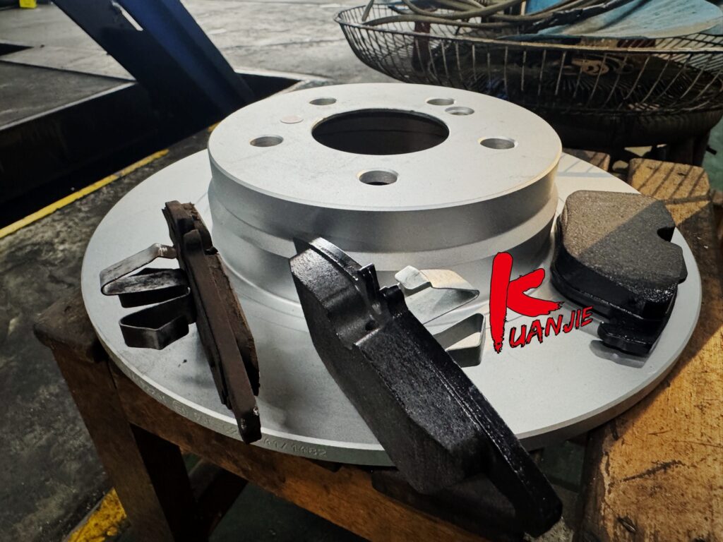 BENZ W204 E220D 剎車皮 剎車盤 剎車油更換 行駛重踩剎車怪異金屬摩擦聲音